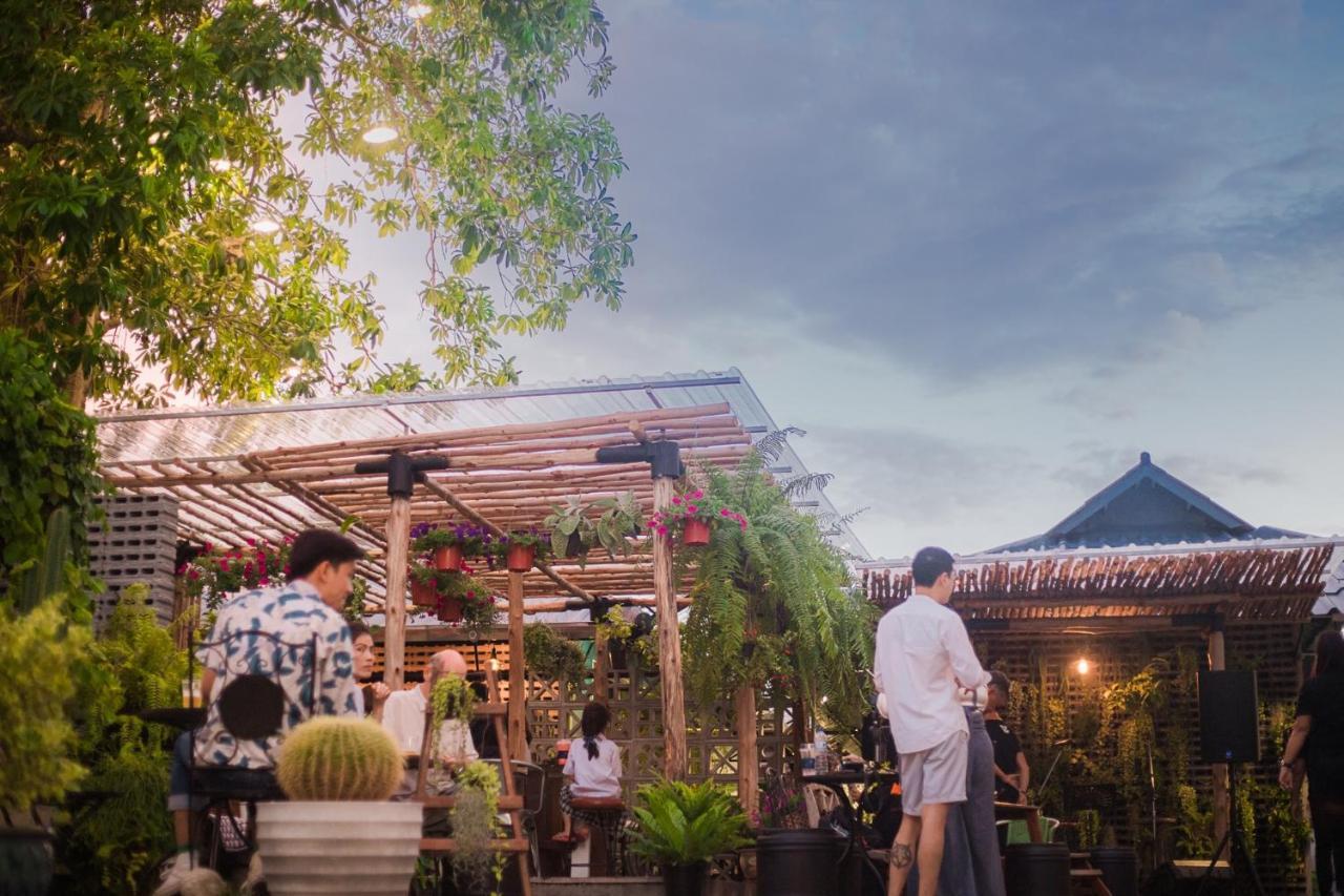 Baannokhook Home&cafe Hotel